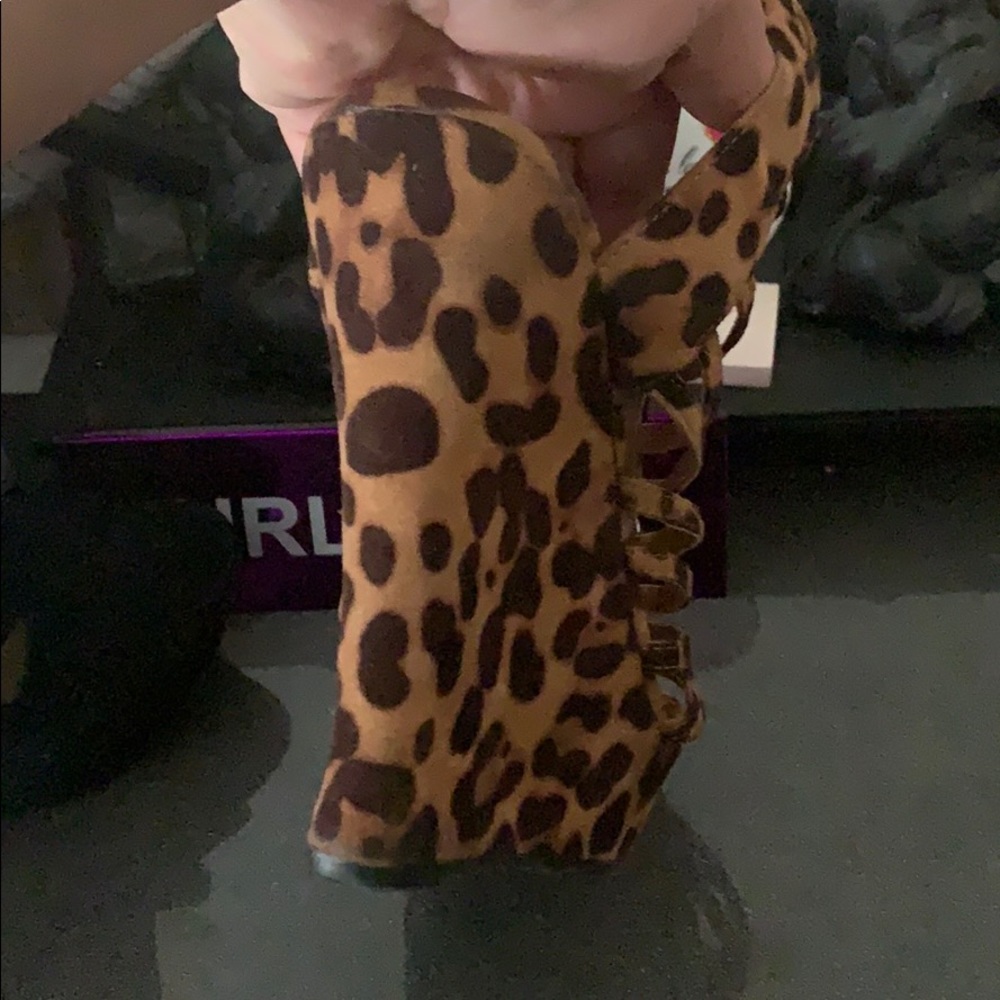 Leopard. Heels - Picture 2 of 3